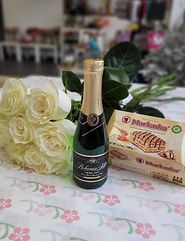 7 bílých RŮŽÍ medový dortík Marlenka, Bohemia sekt 0,2l