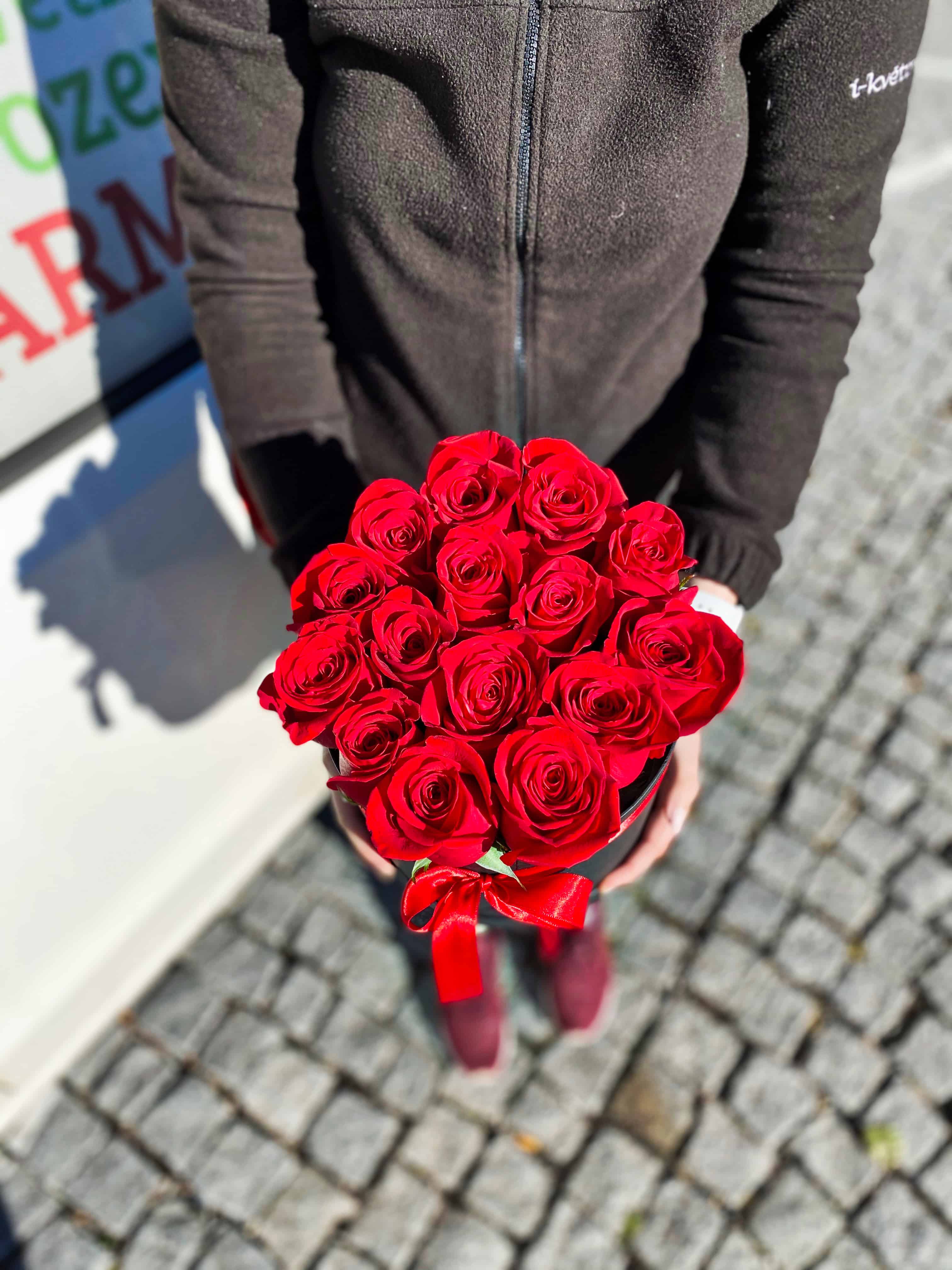 Růže v ČERNÉM flower boxu
