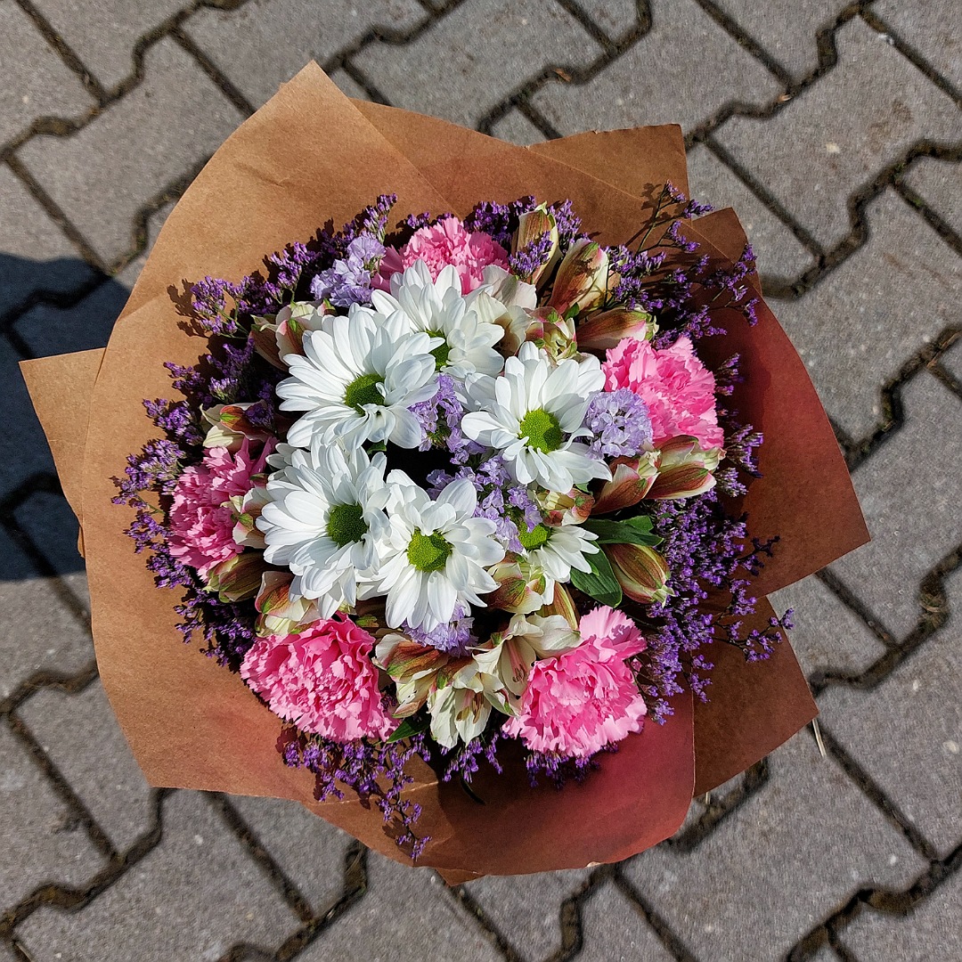 Růžové karafiáty s bílými chryzantémami a alstromeriemi 