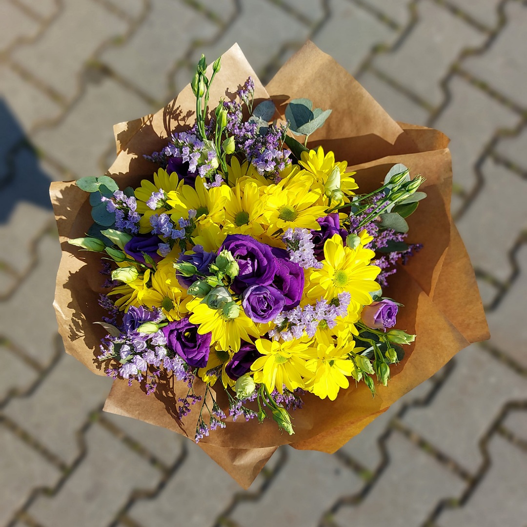 Žluto fialová kytice eustom a chryzantém