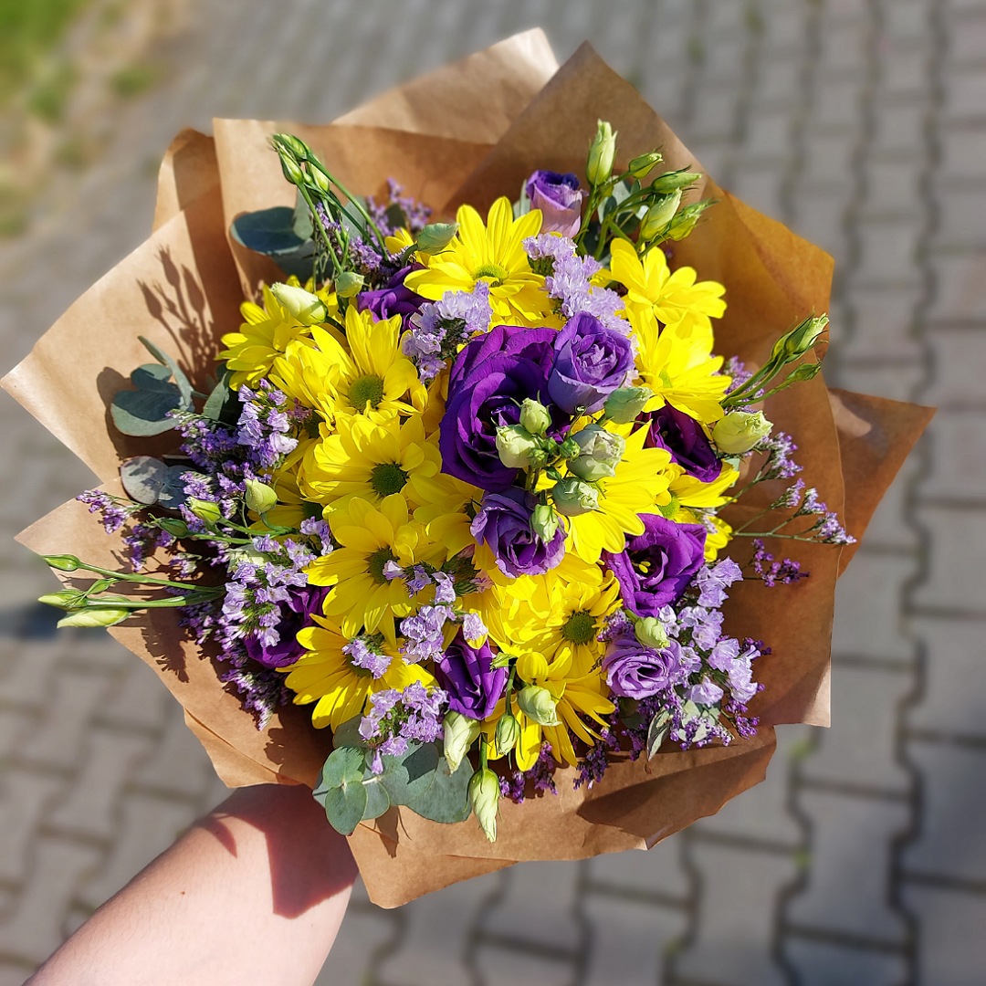 Žluto fialová kytice eustom a chryzantém