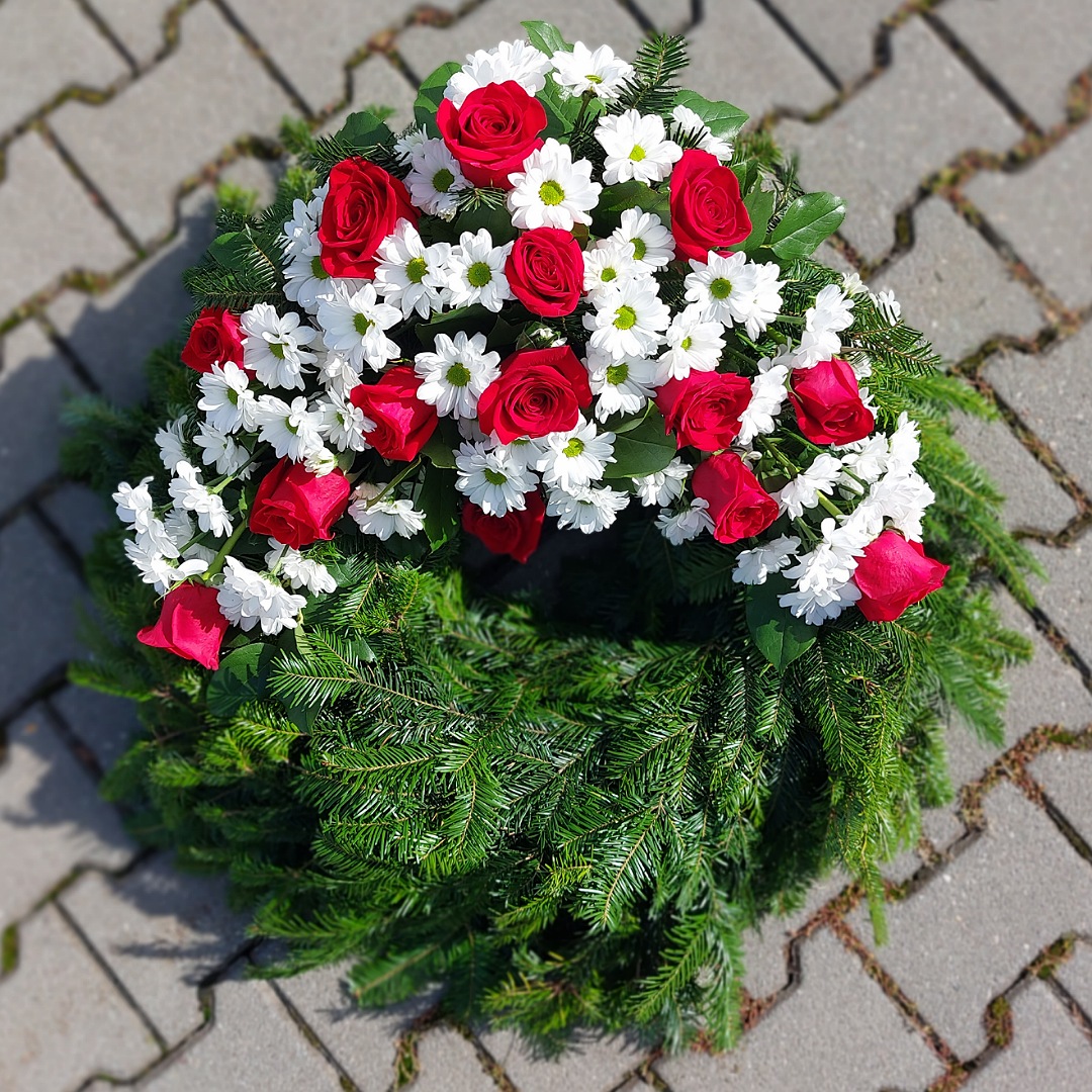 Smuteční věnec s chryzantémami a růžemi
