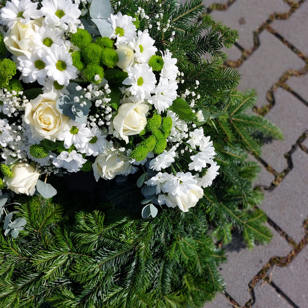 Smuteční věnec s růžemi, chryzantémami a santinkami