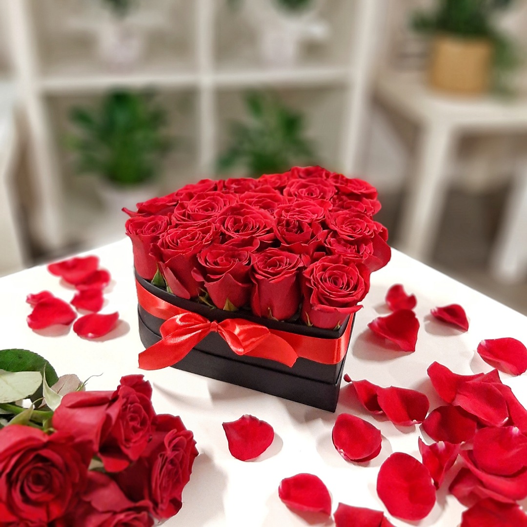 Box ve tvaru srdce plný růží