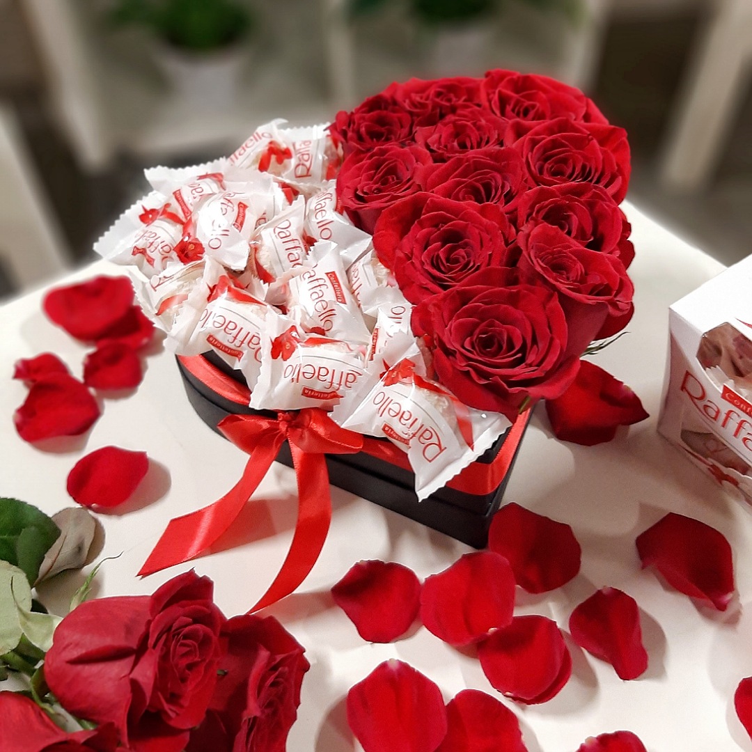 Box ve tvaru srdce s růžemi a Raffaellem