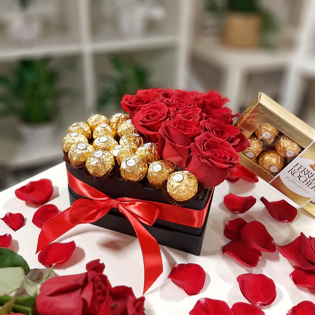 Box ve tvaru srdce s růžemi a Ferrero Rocher