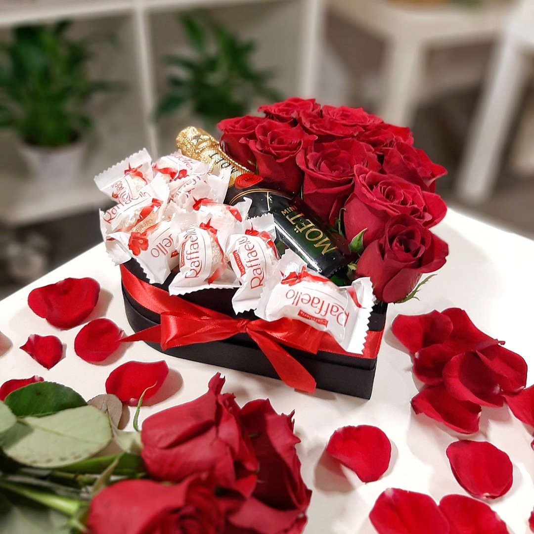 Box ve tvaru srdce s růžemi, Raffaellem a MINI Moët 