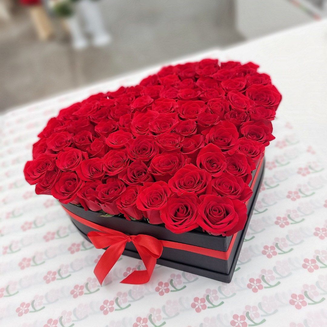 Velký box ve tvaru srdce plný růží
