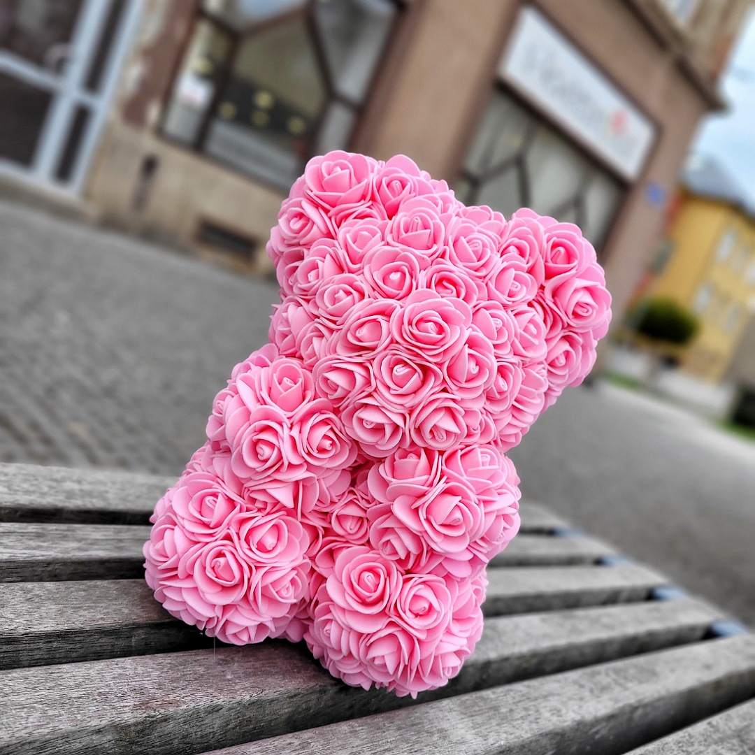 Medvídek z umělých růží růžový