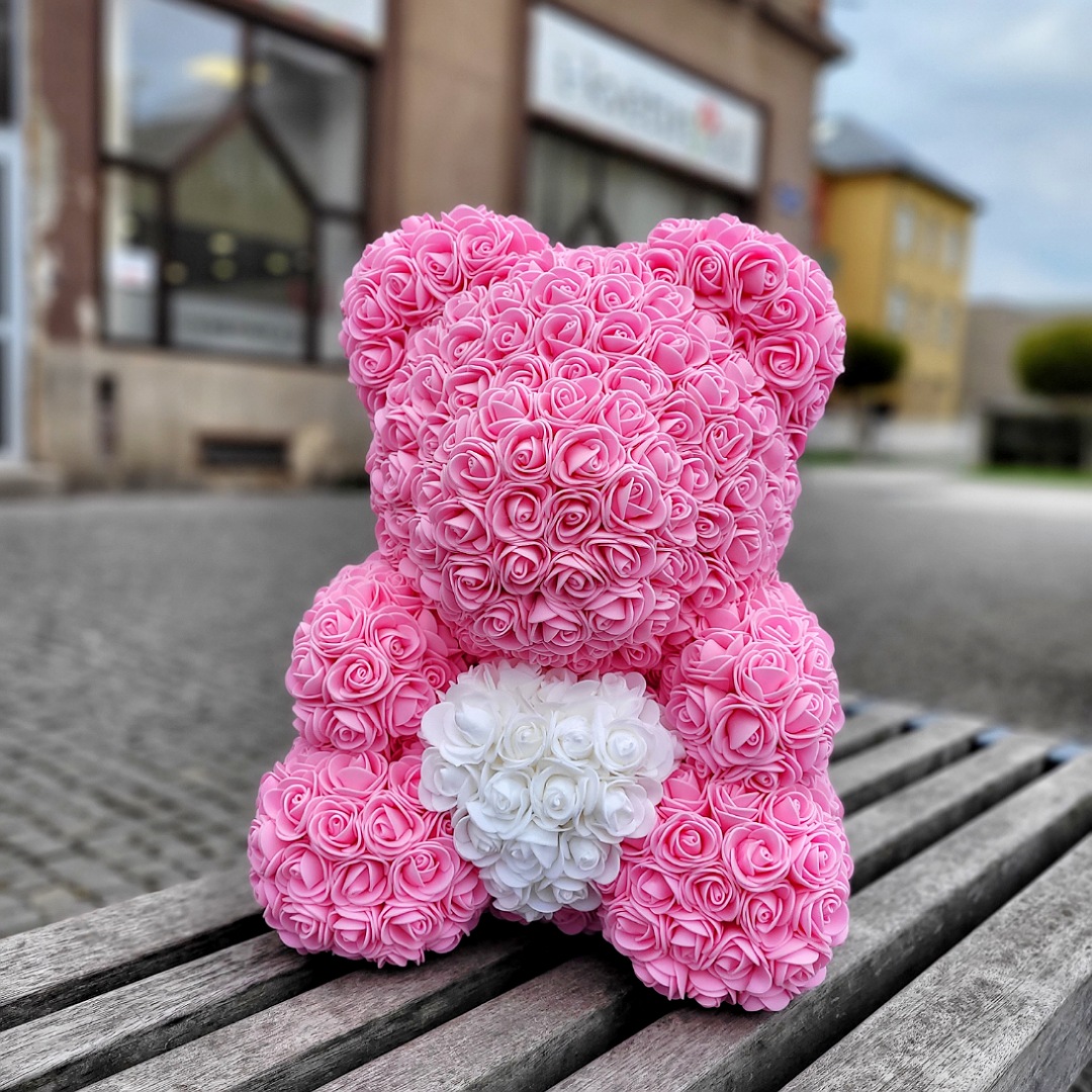 Velký medvídek z umělých růží růžový