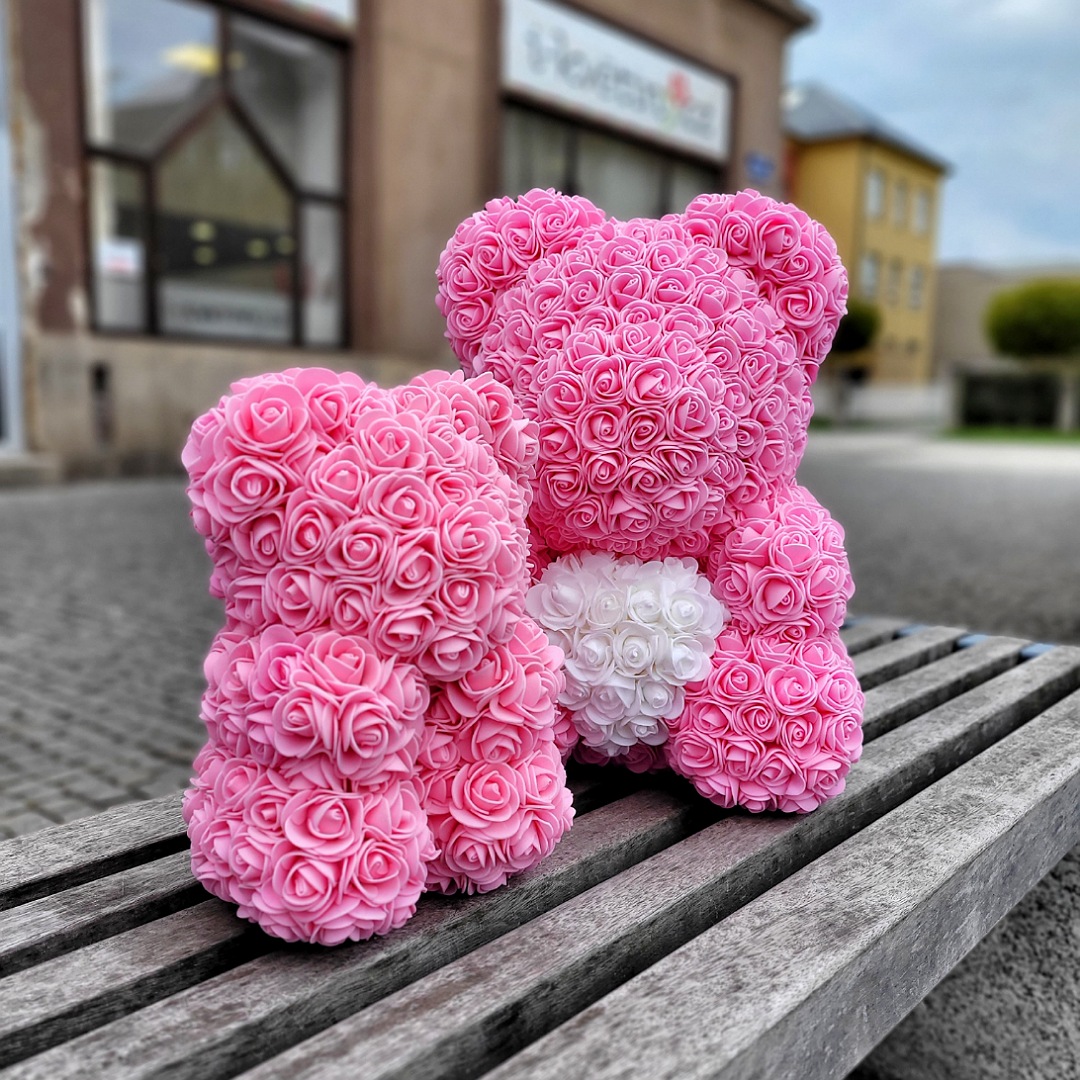 Velký medvídek z umělých růží růžový