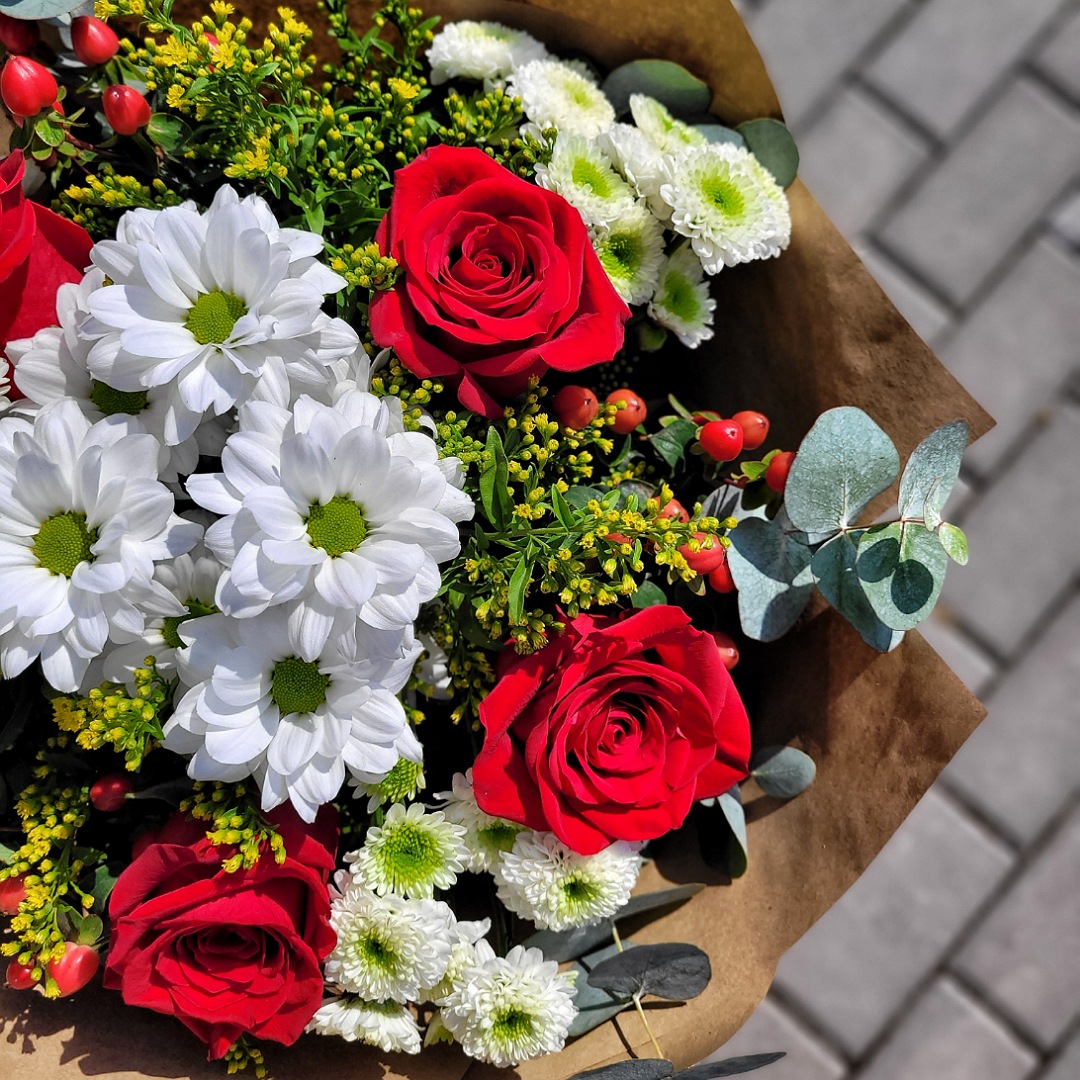 Růže s chryzantémou a santinkami