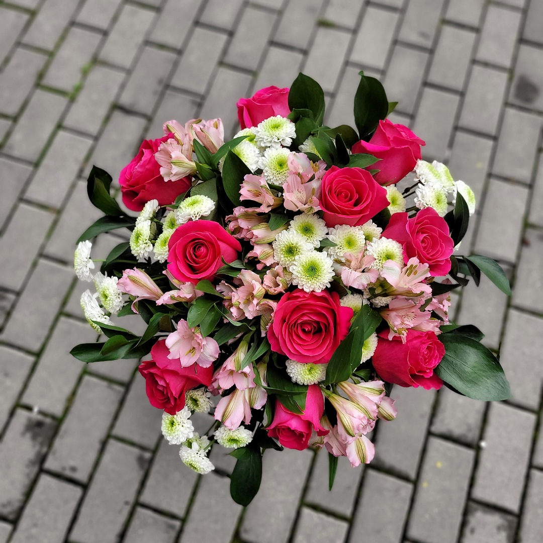 Fuchsiové růže s růžovými alstromeriemi a santinkami