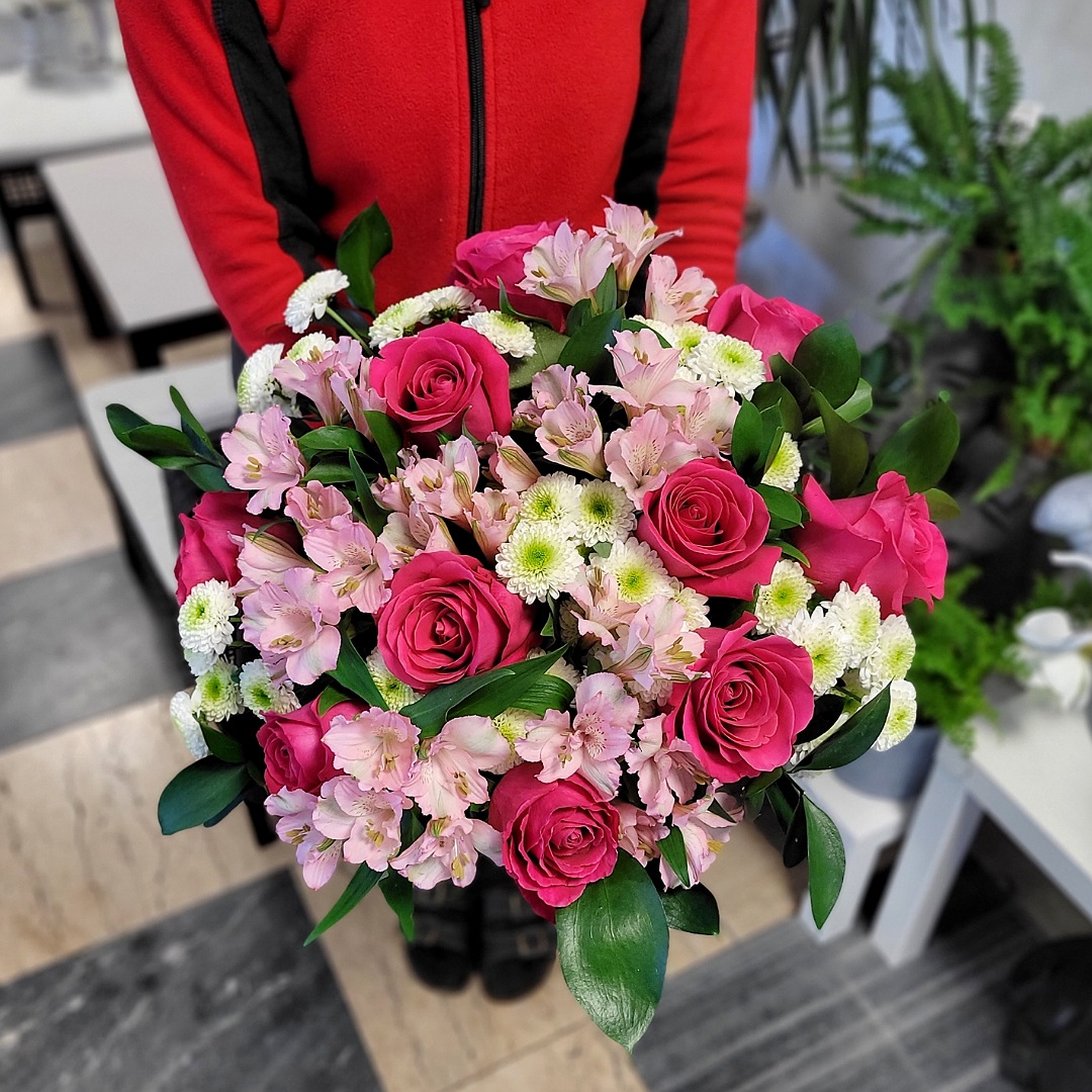 Fuchsiové růže s růžovými alstromeriemi a santinkami