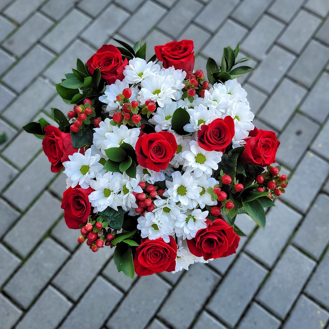 Červené růže s chryzantémami a hypericem