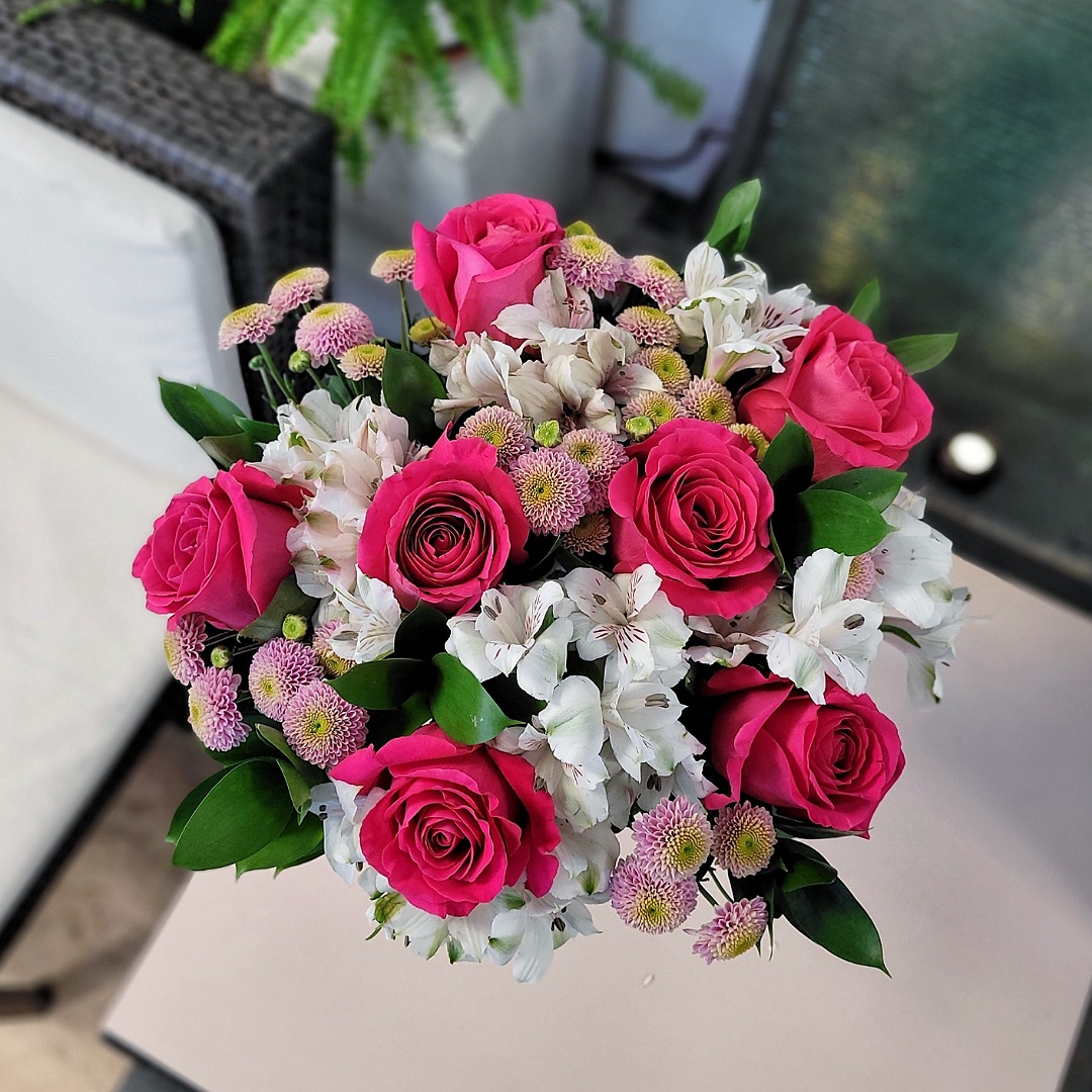 Fuchsiové růže s bílými alstromeriemi a santinkami