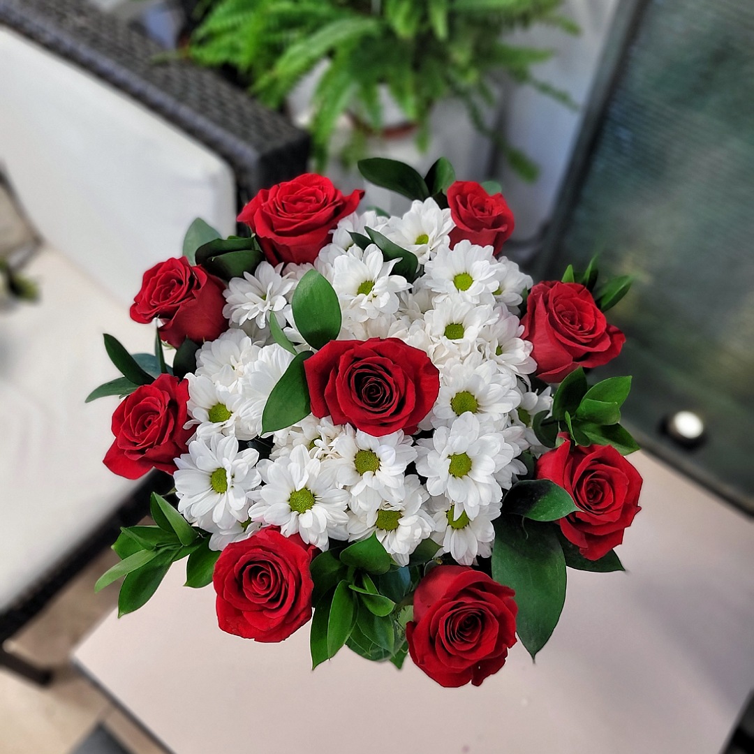 Červené růže s chryzantémami