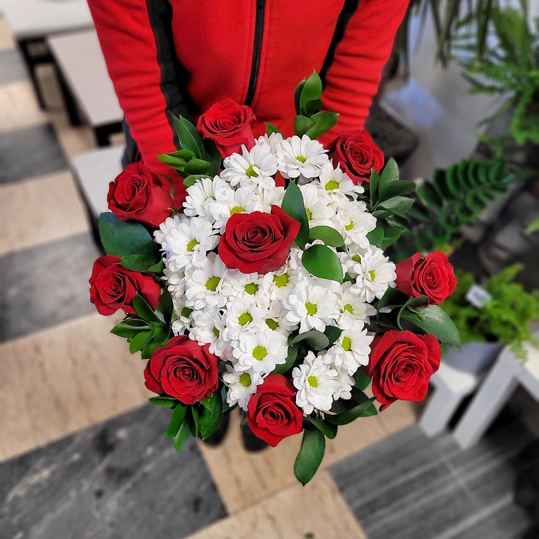 Červené růže s chryzantémami