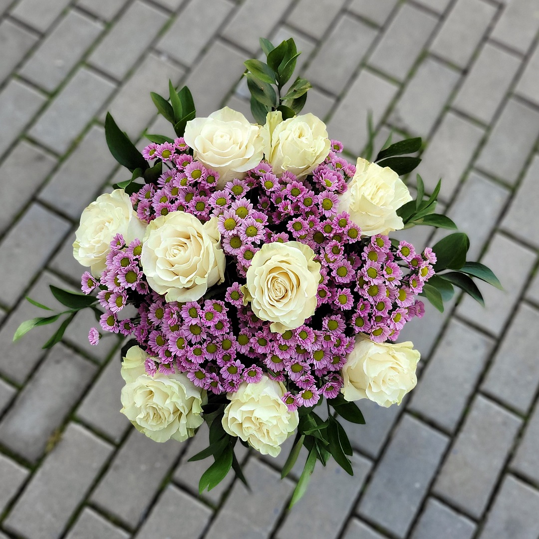 Bílé růže s fialovými santinkami