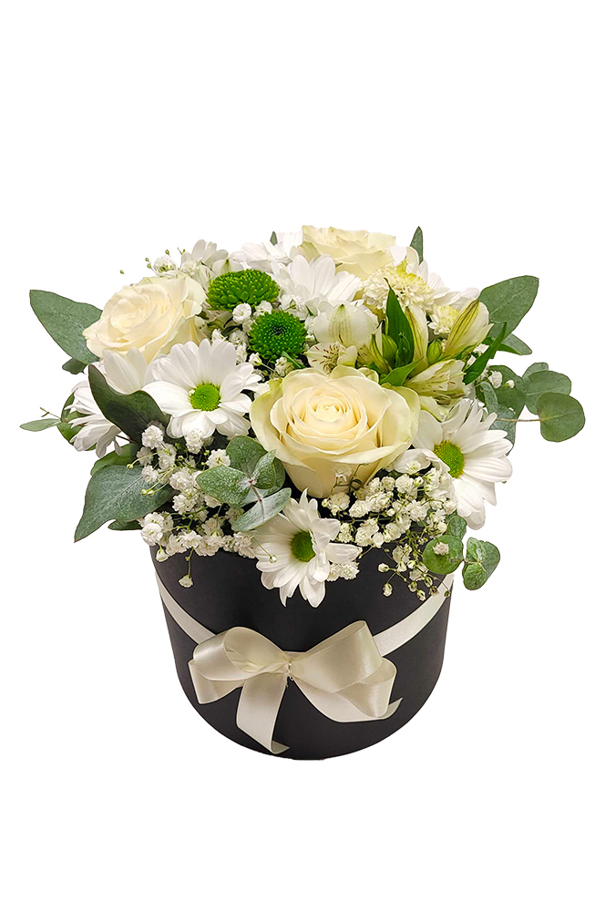 Box s bílými růžemi, chryzantémami a santinkami