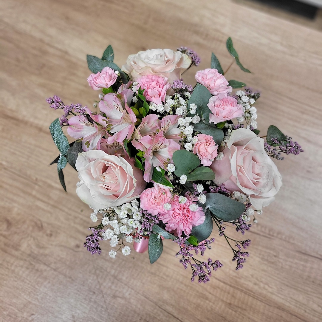 Box s růžovými růžemi, mini karafiáty a eukalyptem