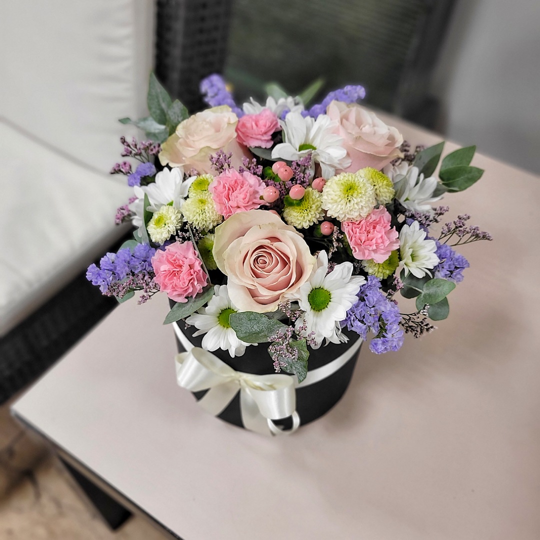 Box s růžovými růžemi, chryzantémami a santinkami