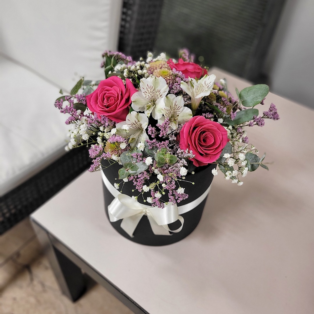 Box s fuchsiovými růžemi, alstromerií a eukalyptem