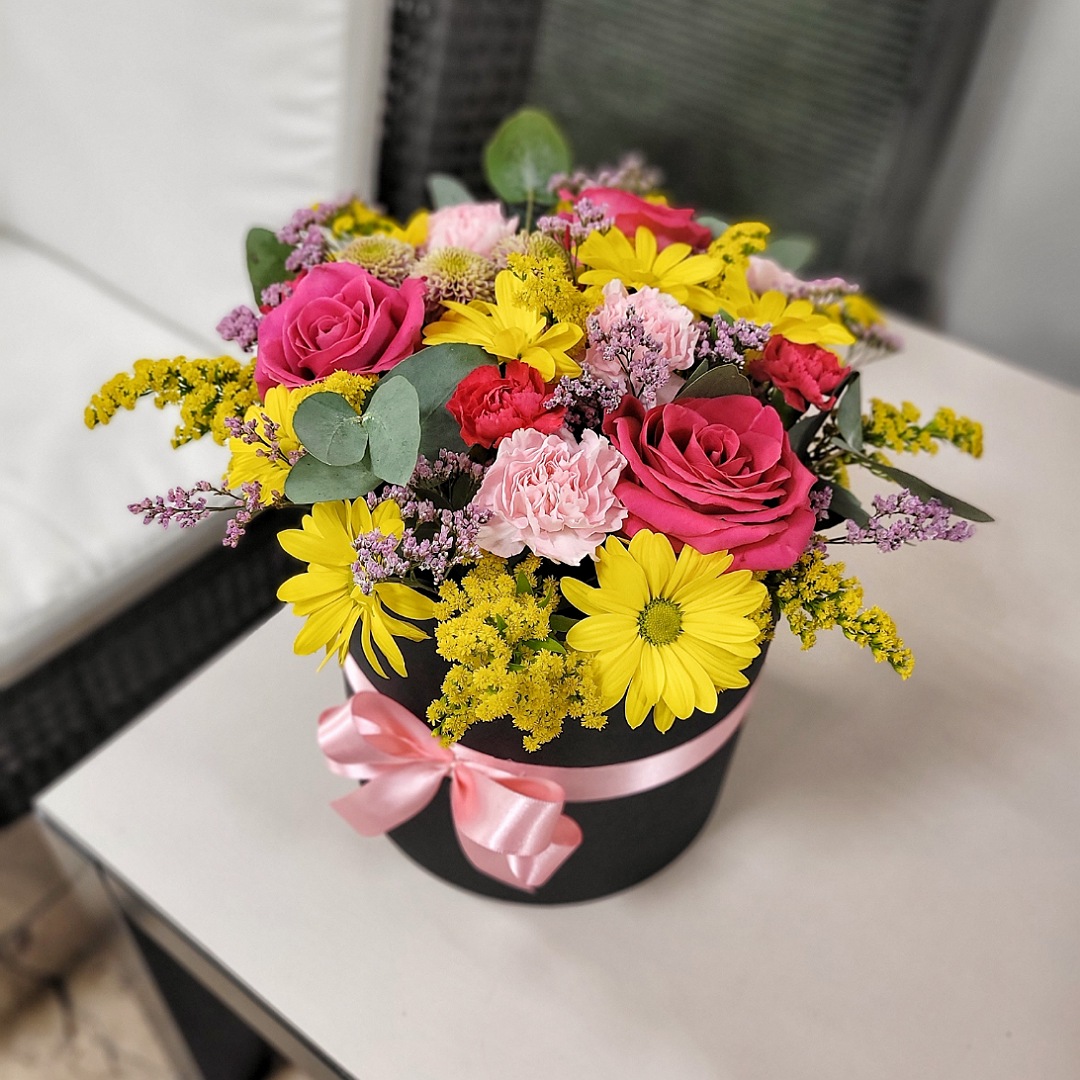 Box s fuchsiovými růžemi, chryzantémami a mini karafiáty