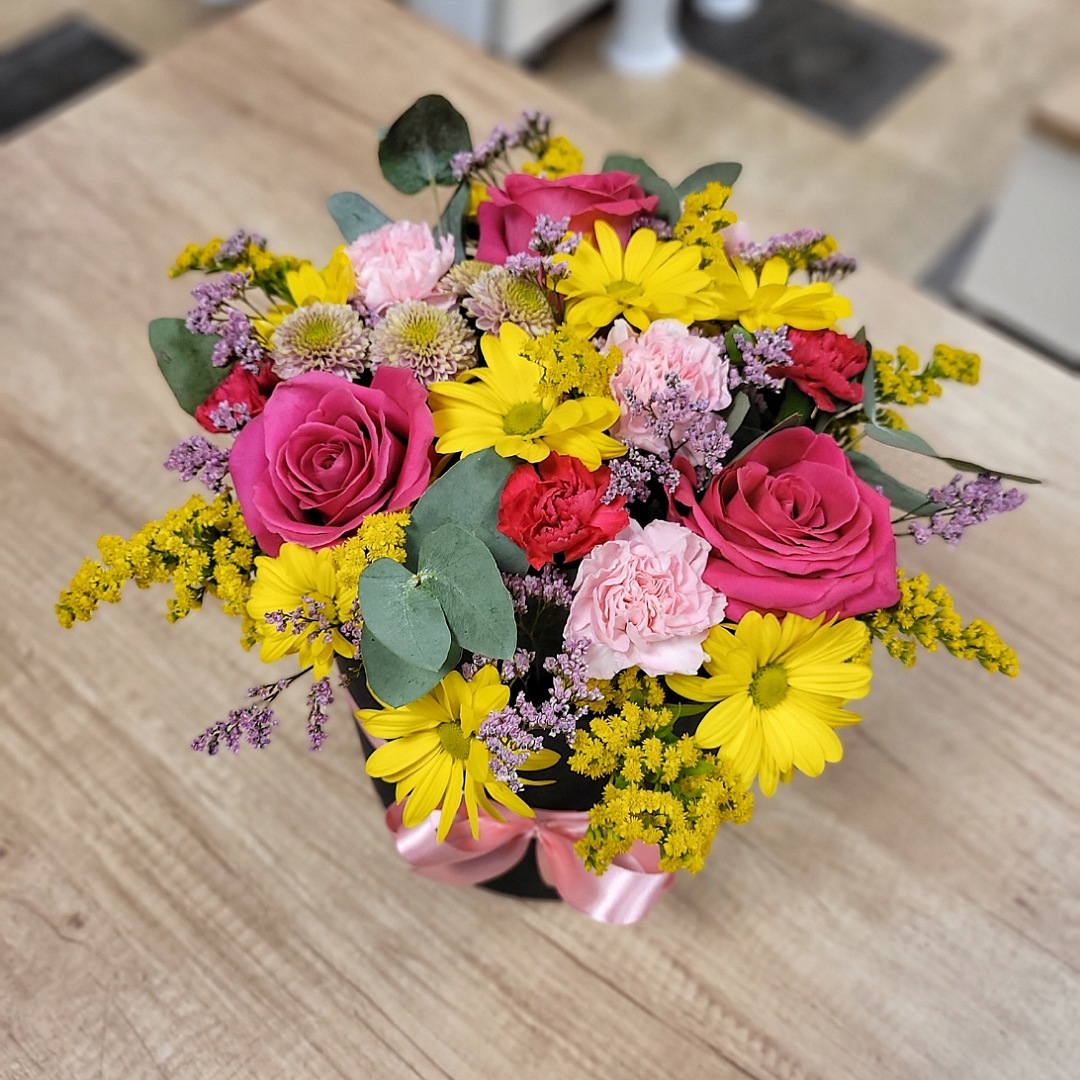 Box s fuchsiovými růžemi, chryzantémami a mini karafiáty