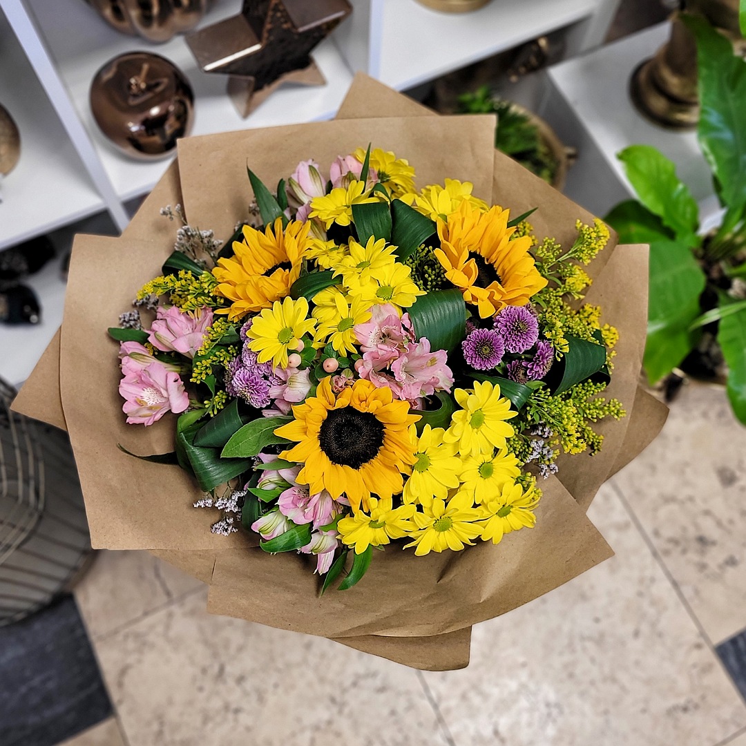 Zářivá kytice slunečnic, chryzantém a alstromerií