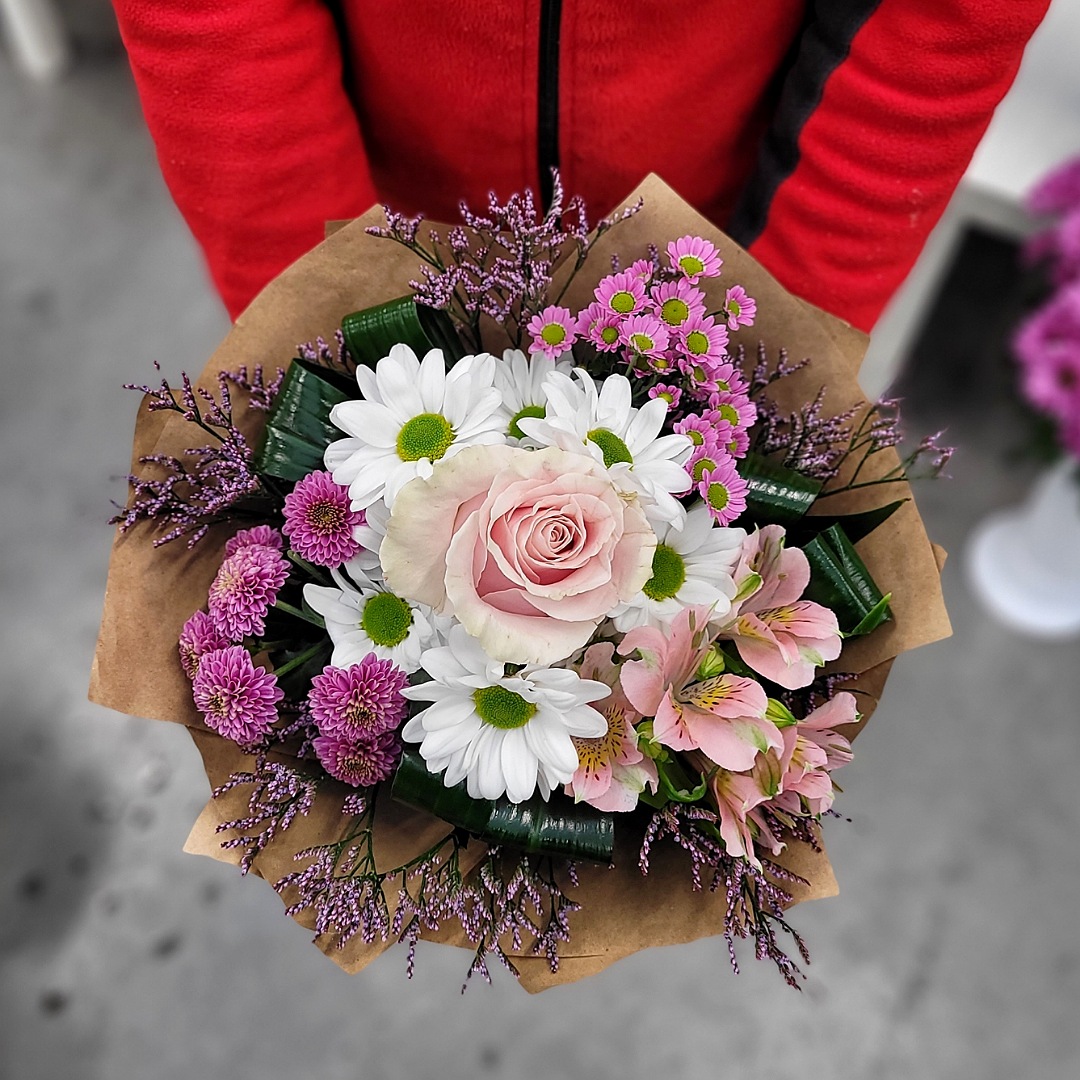 Růžová růže s chryzantémami a alstromerií