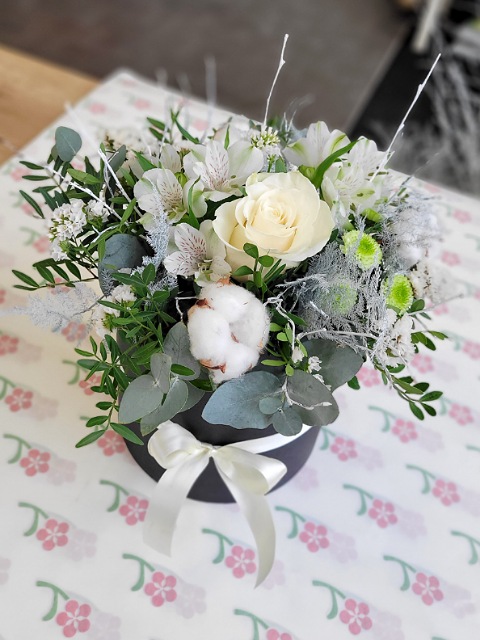 Zimní box s bílou růží, alstromeriemi a santinkami
