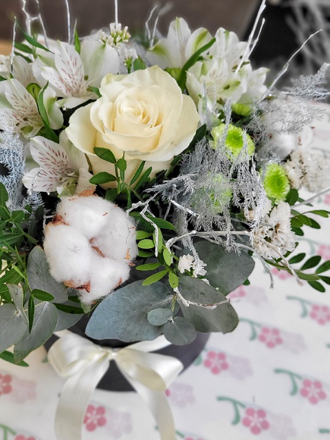 Zimní box s bílou růží, alstromeriemi a santinkami