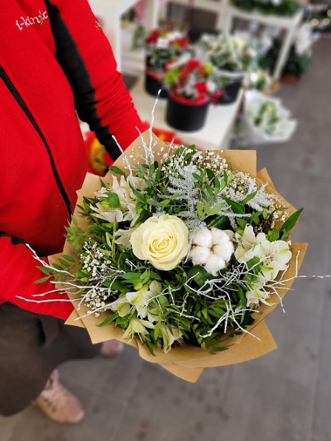 Bílá kytice alstromerií, růže a bavlníku
