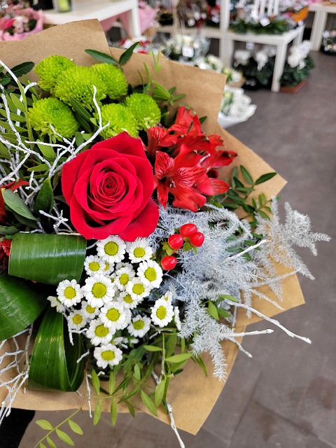 Zimní kytice s alstromeriemi, růží a santinkami