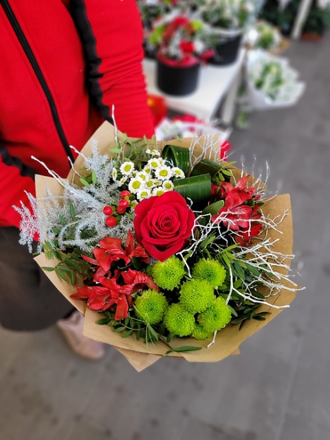 Zimní kytice s alstromeriemi, růží a santinkami