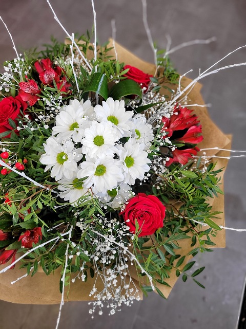 Bílá chryzantéma s růžemi a alstromeriemi