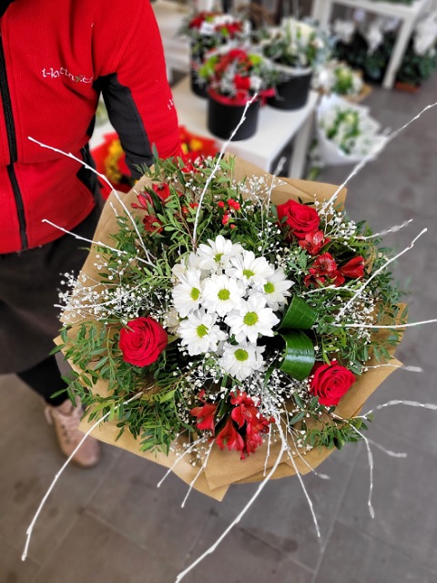 Bílá chryzantéma s růžemi a alstromeriemi