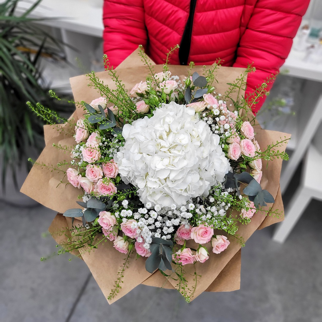 Bílá hortenzie a trsové růže