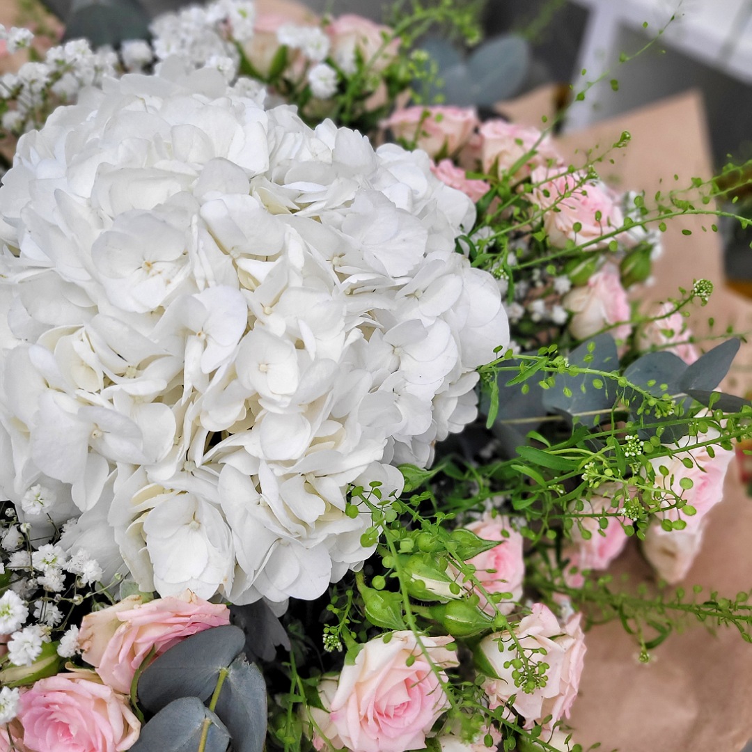 Bílá hortenzie a trsové růže