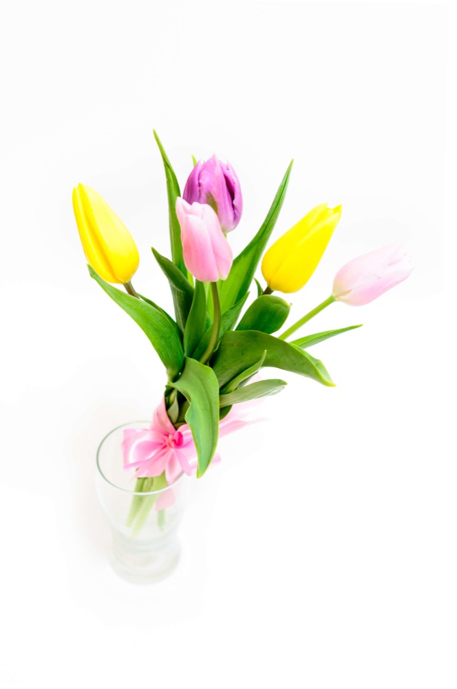 Kombinace barevných tulipánů a raffaello